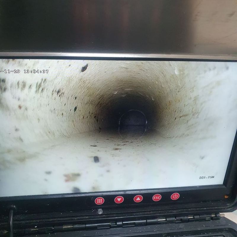 고압 세척으로 관 벽이 드러나 통로가 회복된 배관 내시경 화면